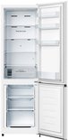 Open witte Hisense koelkast met lege planken en laden, inclusief 'Total No Frost' en 'Fruit & Vegetable Box'.