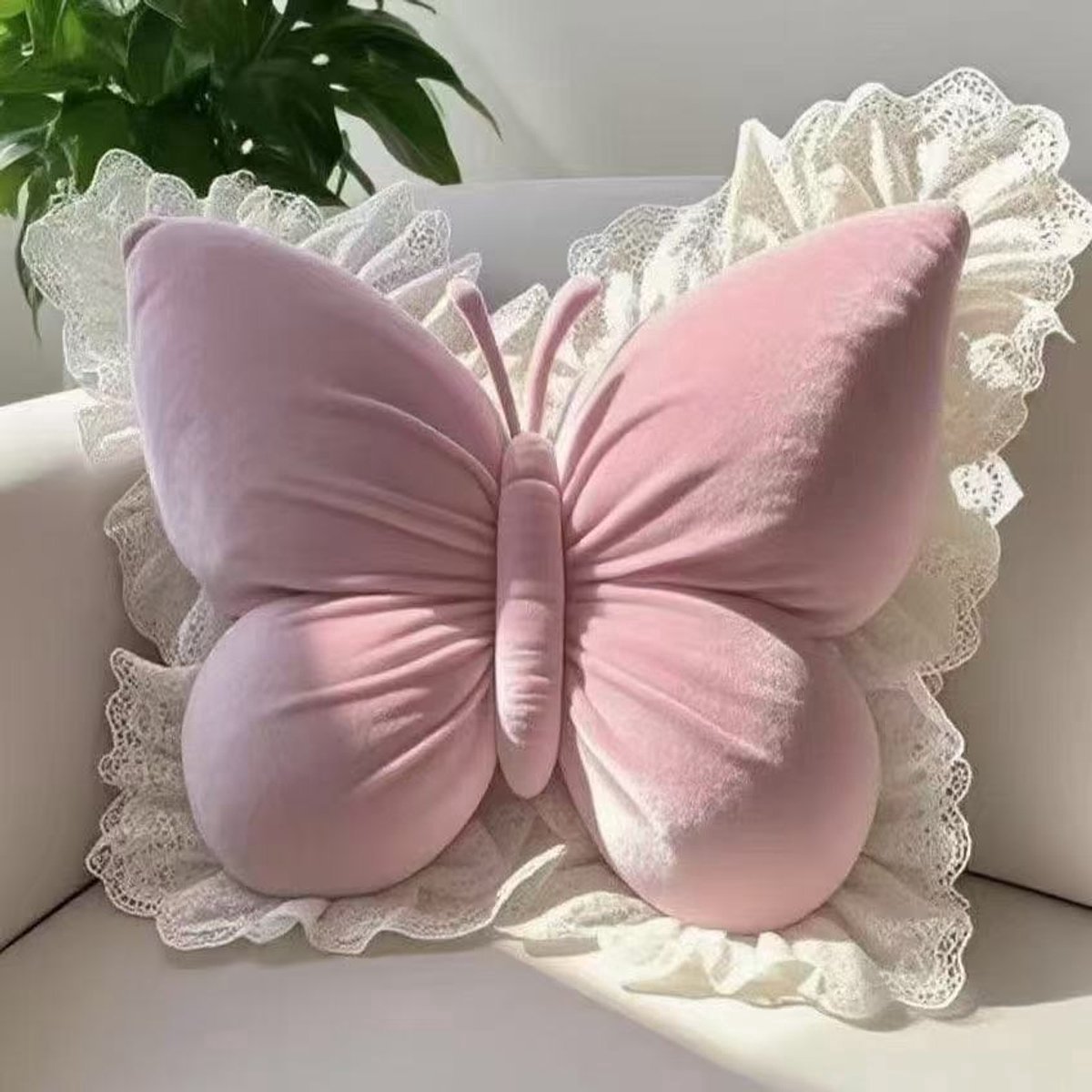 Casalora Vlinder Sierkussen met Kant 45×40 cm – Zacht Fluwelen Decoratief Kussen – Romantisch Roze Bankkussen voor Woonkamer & Slaapkamer