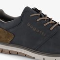 Detail van een donkerblauwe sneaker met bruine suède en 'bugatti' logo.