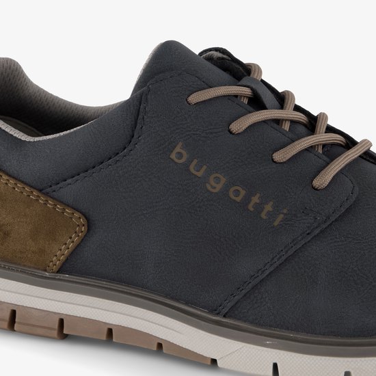 Detail van een donkerblauwe sneaker met bruine suède en 'bugatti' logo.