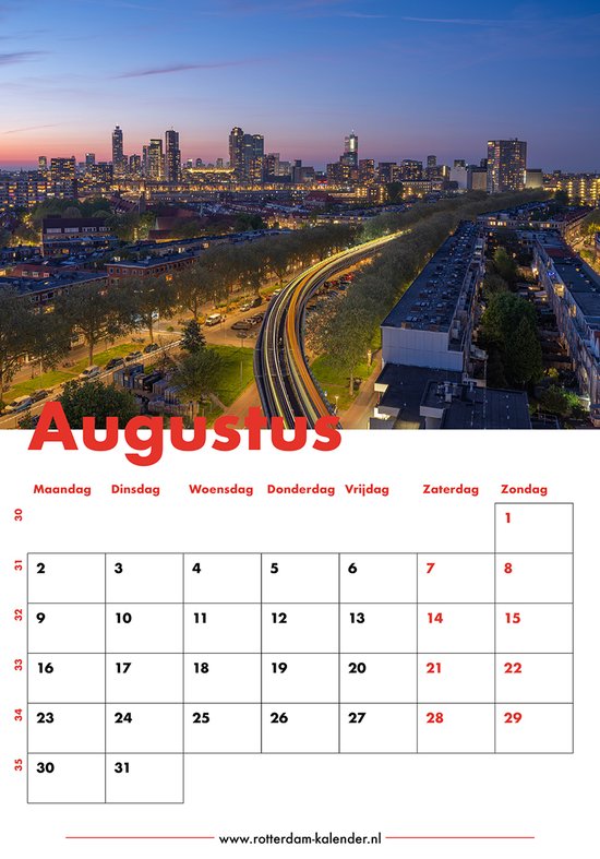 Kalenderpagina Augustus met stadspanorama van Rotterdam bij zonsondergang en een metro- of treinspoor.