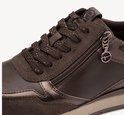 Sluiting van bruine Tamaris sneaker met rits en merklogo.