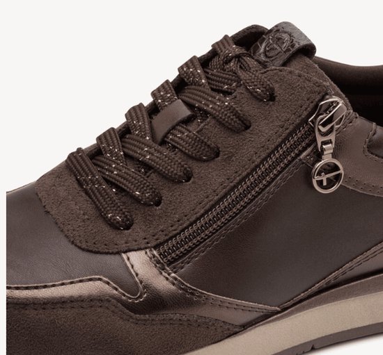 Sluiting van bruine Tamaris sneaker met rits en merklogo.