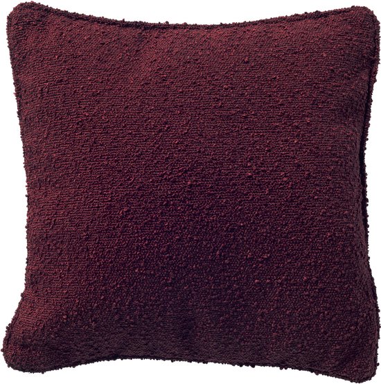 Rood bouclé sierkussen 60x60 cm met zichtbare textuur en afgezette rand.