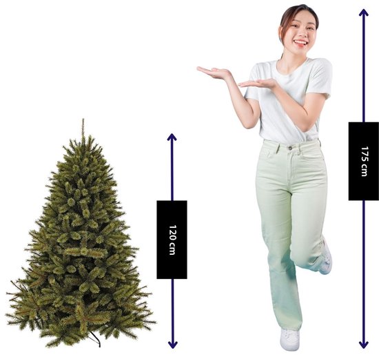 Vrouw naast een kerstboom van 120 cm. Afmetingen van de vrouw zijn 175 cm.