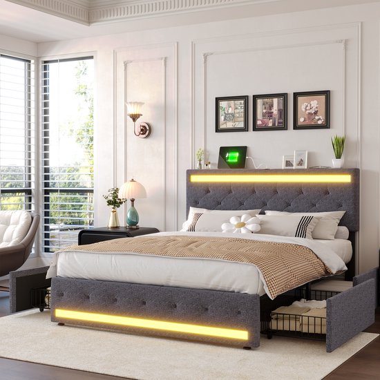 Lit double capitonné gris avec éclairage LED jaune, 4 tiroirs de rangement et un lit fait avec une écharpe.