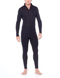 Man in zwarte thermobroek en thermoshirt met ritskraag.