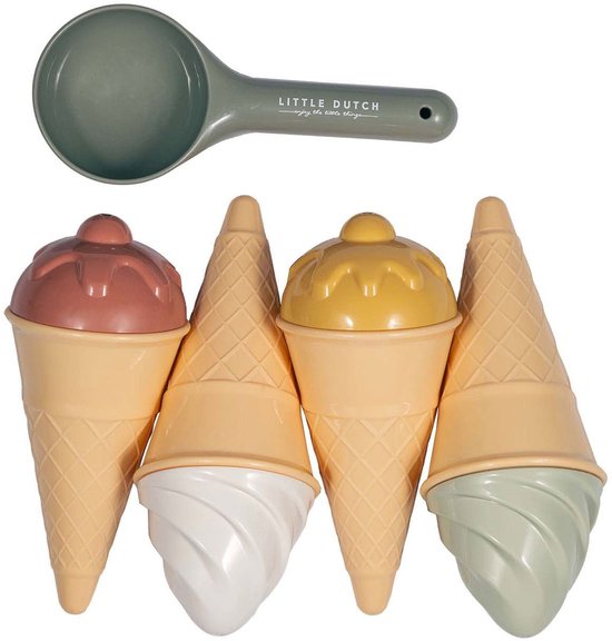 Vier plastic ijshoorntjes met bruine, gele, witte en mintgroene toppings, en een grijs schepje.