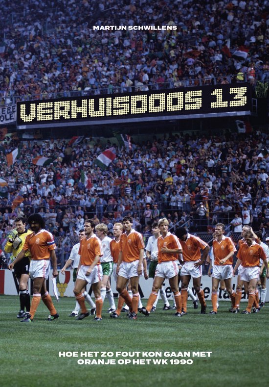 Voetbalteam Oranje op het veld, met de tekst 'VERHUISDOOS 13' boven een menigte.