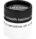 Zwarte deksel met witte tekst: 'natural deodorant lekker sensitive' en 'for smooth luscious oh so sensitive'.