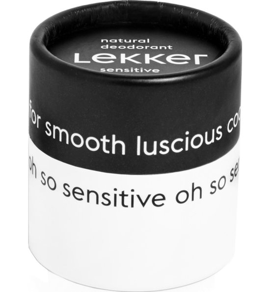 Zwarte deksel met witte tekst: 'natural deodorant lekker sensitive' en 'for smooth luscious oh so sensitive'.