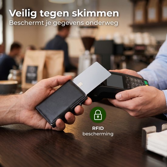 Zwarte pasjeshouder houdt een kaart om te betalen, bij een betaalautomaat. Tekst: Veilig tegen skimmen. Beschermt je gegevens onderweg. RFID bescherming.
