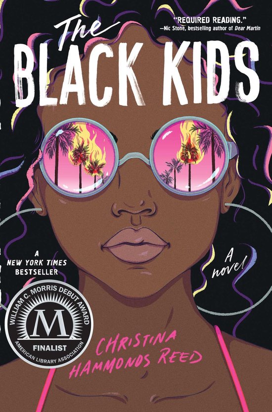 Boekomslag van 'The Black Kids' met een close-up van een vrouw met zonnebril die palmbomen en vuur reflecteert. Tekst: 'A NEW YORK TIMES BESTSELLER', 'FINALIST WILLIAM C. MORRIS DEBUT AWARD', 'CHRISTINA HAMMONDS REED'.