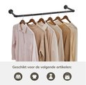 Zes kledingstukken in neutrale tinten hangen aan zwarte kledingstang, waaronder een lichtroze blouse.