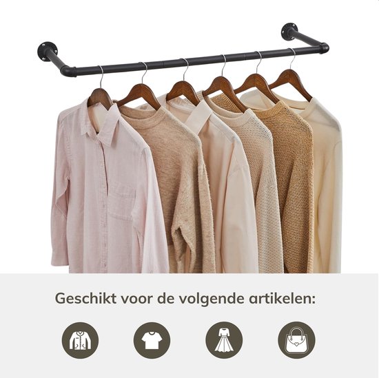 Zes kledingstukken in neutrale tinten hangen aan zwarte kledingstang, waaronder een lichtroze blouse.