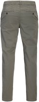 Achterkant van een grijze chino broek met twee knopen op de achterzakken.