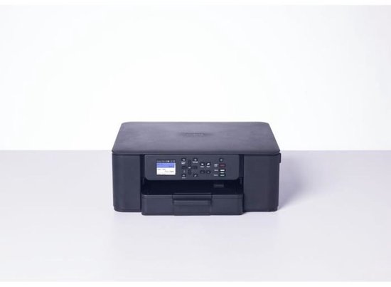 Zwarte Brother multifunctionele printer met bedieningspaneel en display, staand op een witte ondergrond.