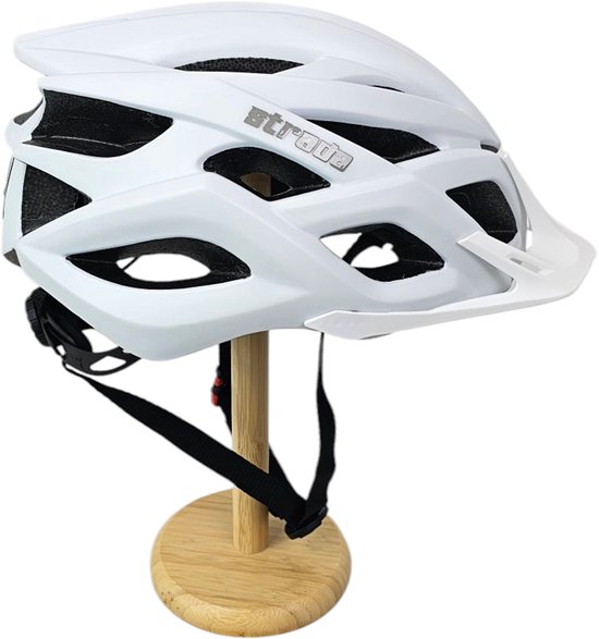 Witte fietshelm van Strada met vizier, zwarte accenten en ventilatieopeningen.