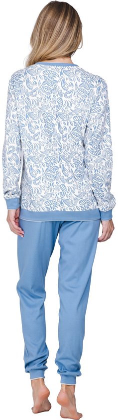 Vrouw, achterkant, met langarmige pyjamatop met blauw-wit paisleyprint en lichtblauwe pyjamabroek.