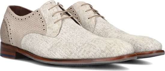 Licht beige gekleurde nette schoenen met een textielprint, beige suède en slangenprint details. Vetersluiting.