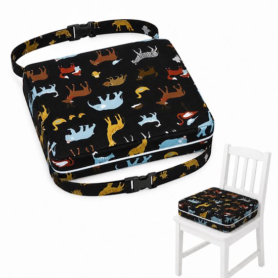 Coussin noir avec imprimé animal, y compris des sangles de transport réglables. Un plus petit coussin sur une chaise blanche est visible.