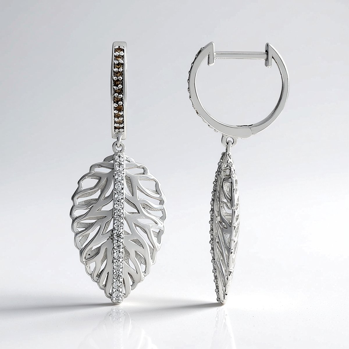 Cavill - Zilveren Oorbellen met Rhodiumlaag - 30 Cambodjaanse Zirkonia 0,35 ct & 22 Champagnediamanten 0,10 ct - Elegant Bladmotief