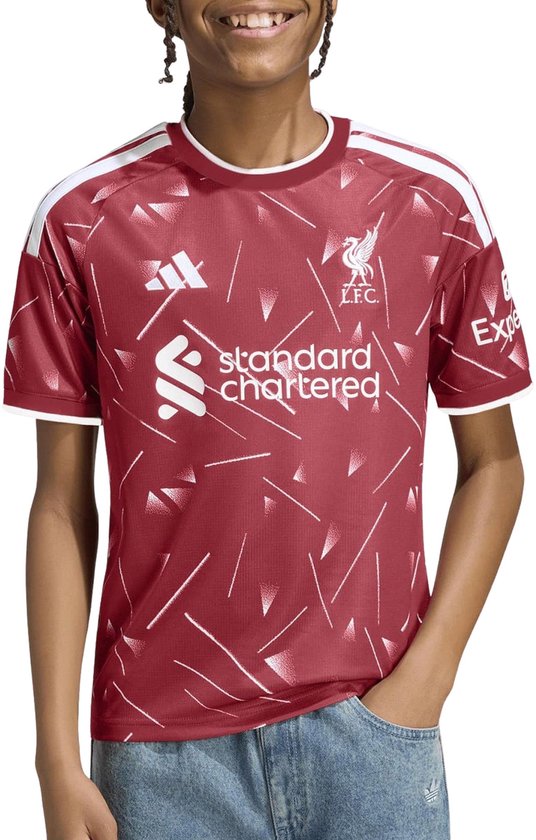 Jongeman met gevlochten haar draagt een rood voetbalshirt met wit patroon. Witte Adidas strepen op de schouders.