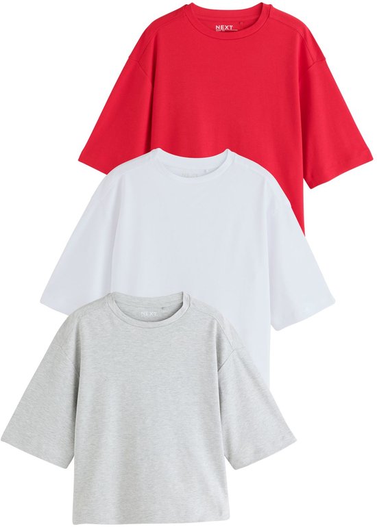 Drie boxy T-shirts in rood, wit en grijs.