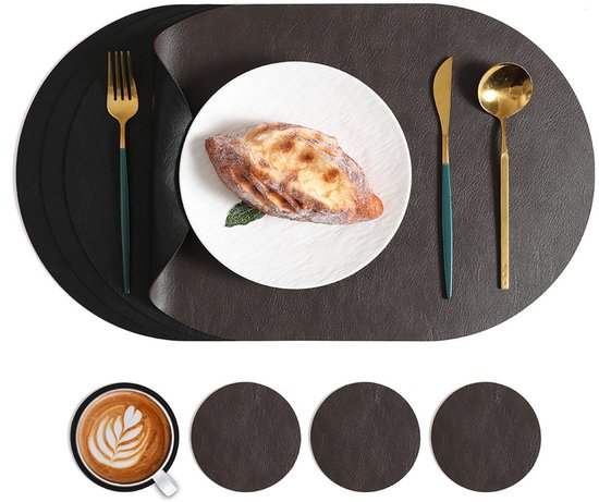 Set de table ovale brun foncé avec assiette, couverts et croissant, avec trois sous-verres et une tasse de café.