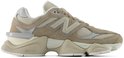 New Balance 9060 sneaker in driftwood bruin suède en mesh met beige en grijze accenten.