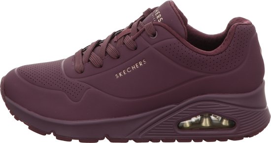 Sneaker Skechers bordeaux, modèle UNO Stand on Air, avec perforations et une chambre à air visible dans la semelle.