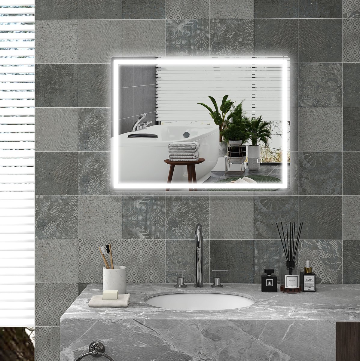 Badkamerspiegel LED Dimbaar 80 x 60 cm Met Anticondens Touchbediening En Memoryfunctie Aluminium Frame Glas Zilver Voor Moderne Badkamer