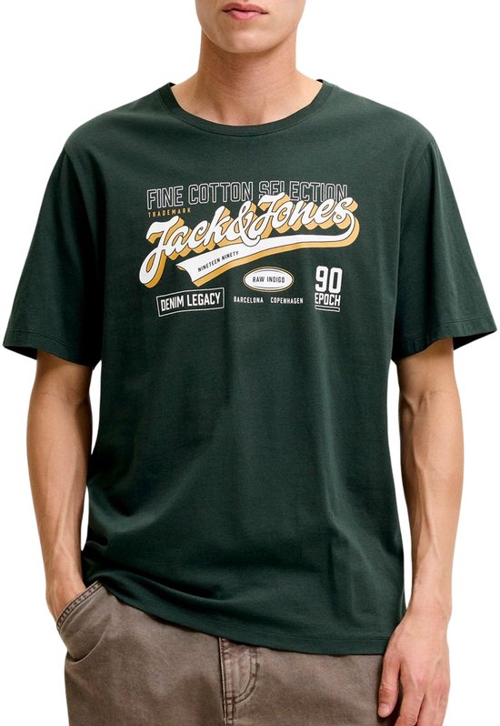 Man met donkergroen T-shirt met opdruk 'Jack & Jones FINE COTTON SELECTION', 'NINETEEN NINETY', 'RAW INDIGO', 'DENIM LEGACY', 'BARCELONA COPENHAGEN', '90 EPOCH'.