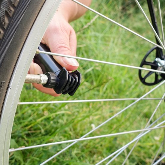 Hand fietspomp - draagbaar - zwart - kunststof - 35 cm - Fietspompen voor onderweg — afbeelding 2