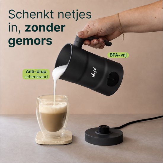 Hand schenkt melkschuim in een glas. Tekst: "Schenkt netjes in, zonder gemors. Anti-drup schenkrand. BPA-vrij."