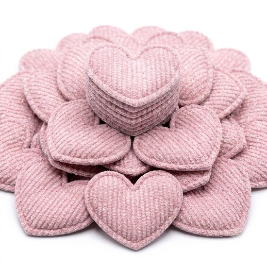 Een stapel lichtroze, glinsterende hartpatches met ribbelpatroon.