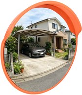 Miroir convexe orange reflétant une voiture sous un carport dans un jardin.