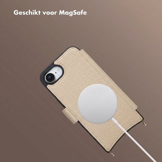 Beige telefoonhoes met MagSafe-oplader die magnetisch op de achterkant wordt bevestigd.