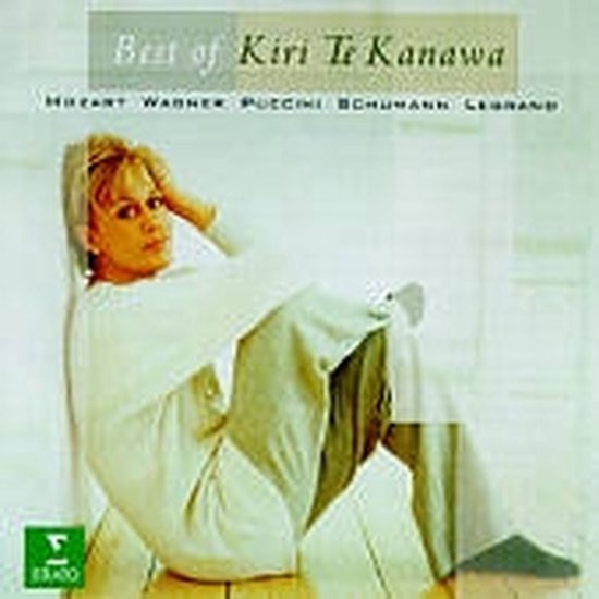 Kiri Te Kanawa op de cover van haar "Best of" album. Ze zit ontspannen in een witte trui en bruine broek, met haar hand aan haar hoofd.