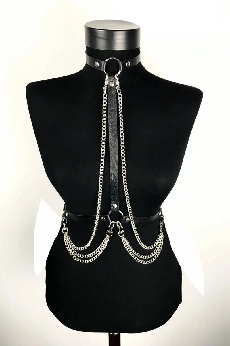 Zwarte kunstleren harness met metalen kettingdetails en verstelbare maten S/M en L/XL