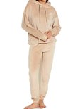 Beige fluwelen loungewear set met capuchon en trekkoord, gedragen door een model.