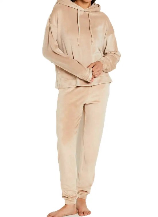 Beige fluwelen loungewear set met capuchon en trekkoord, gedragen door een model.