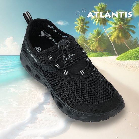 Zwarte Atlantis waterschoen op een tropisch strand, met snelsluiting.
