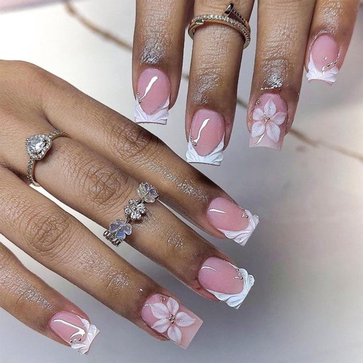 Korte Witte Franse Press On Nails met 3D Bloemen - Kunstnagels voor Zomer Nail Art en Eenvoudige Aanbrengwijze
