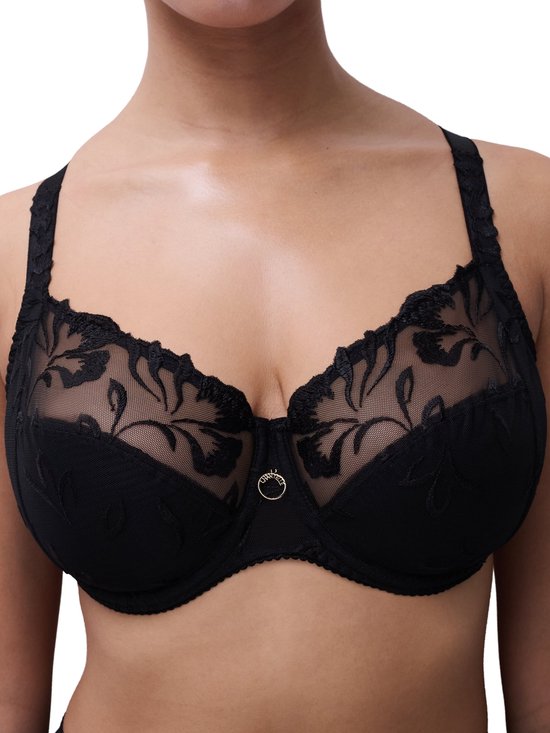 Zwarte beugel BH met geborduurde bloemen op de cups. Model draagt de BH.