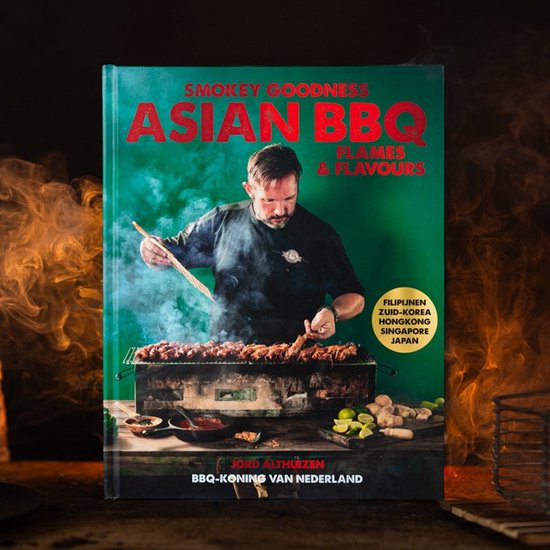 Voorpagina van het boek Smokey Goodness Asian BBQ met auteur Jord Althuizen aan het grillen.