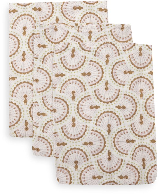 Drie hydrofiele doekjes met een patroon van roze waaierachtige vormen met kleine figuurtjes en gouden spikkels op een witte achtergrond.
