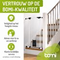 Wit traphekje bij een trap. "Vertrouw op de Bomi-kwaliteit".