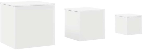 Drie witte bijzettafels van bewerkt hout, verschillende maten.