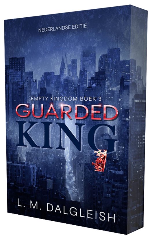 Boekcover met de titel 'Guarded King, Empty Kingdom Boek 3'. Silhouet van een stad in de avondschemering. Nederlandse editie.